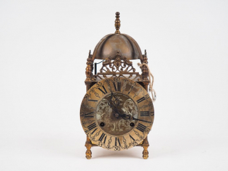 Vente aux enchères Pendule de style Louis XIV en métal. Dim. 27 x 11 x 11 cm