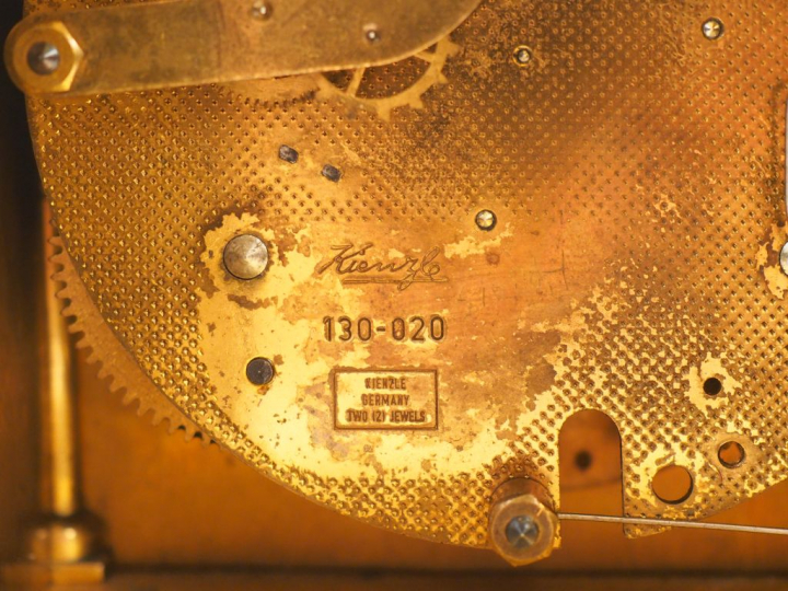 Pendule de style Louis XIV en métal. Dim. 27 x 11 x 11 cm