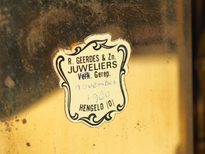 Pendule de style Louis XIV en métal. Dim. 27 x 11 x 11 cm