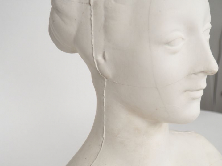 Sujet début XXème en plâtre "buste de jeune fille au chignon" Dim. 49 