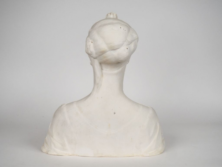 Sujet début XXème en plâtre "buste de jeune fille au chignon" Dim. 49 