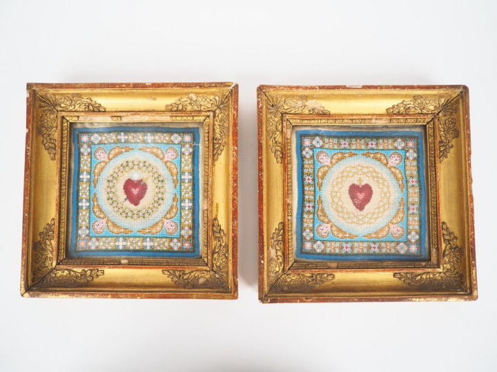 Paire d'encadrements Restauration en perles à décor d'anges et de Sacr