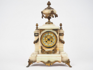 Vente aux enchères Pendule borne Napoléon III en onyx et métal doré. Dim. 48 x 32 cm