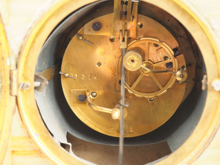 Pendule borne Napoléon III en onyx et métal doré. Dim. 48 x 32 cm