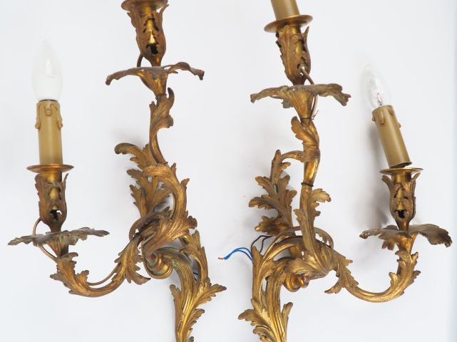 Paire d'appliques doubles de style Louis XV en bronze doré. H. 50 cm