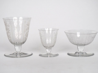 Vente aux enchères BACCARAT.  Partie de service de verres en cristal comprenant :  - 11 v