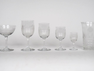 Vente aux enchères BACCARAT (?) Partie de service de verres en cristal à décor de cannelu