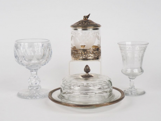 Vente aux enchères un mazagran en cristal taillé  un verre tulipe en cristal gravé à déco