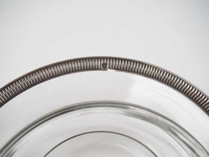 un mazagran en cristal taillé  un verre tulipe en cristal gravé à déco