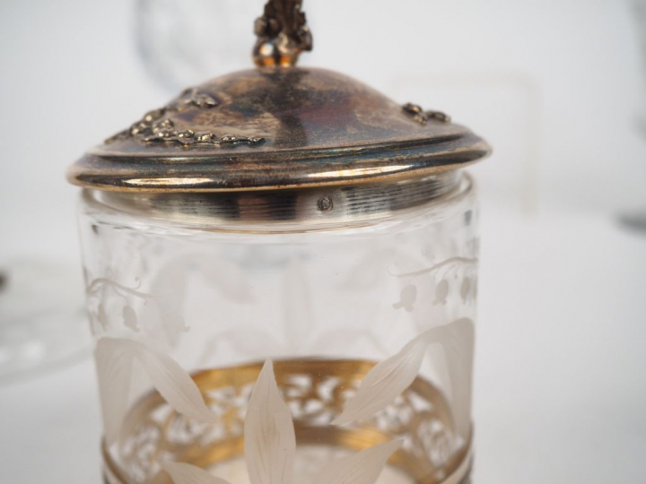 un mazagran en cristal taillé  un verre tulipe en cristal gravé à déco