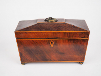 Vente aux enchères Boite à thé Charles X en placage d'acajou fileté de citronnier. Dim. 1