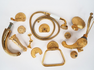 Vente aux enchères Ensemble de robineterie en métal doré.