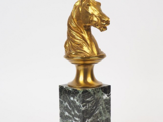 Vente aux enchères Maison CHARLES. Lampe en bronze doré, tôle et marbre vert, à décor de 