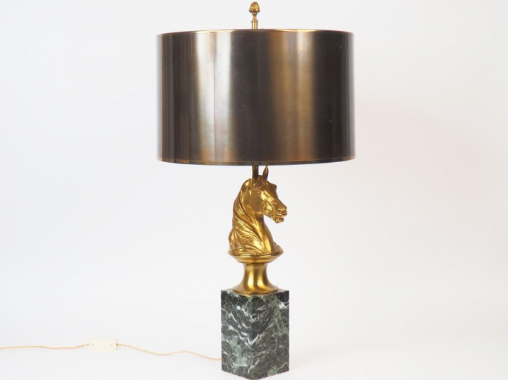 Maison CHARLES. Lampe en bronze doré, tôle et marbre vert, à décor de 