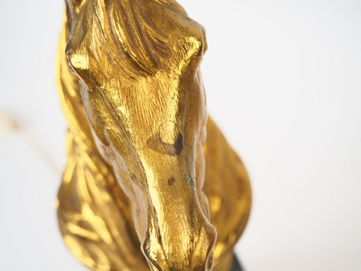 Maison CHARLES. Lampe en bronze doré, tôle et marbre vert, à décor de 