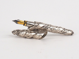 Vente aux enchères CESAR.  Stylo en bronze argenté  Signé et numéroté 0354