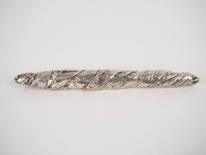 CESAR.  Stylo en bronze argenté  Signé et numéroté 0354