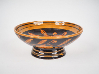 Vente aux enchères PRIMAVERA. Coupe sur talon en céramique polychrome, à décor de feuilla