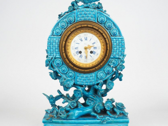 Vente aux enchères J. VIEILLARD à Bordeaux.  Pendule de cheminée en céramique bleu turquo