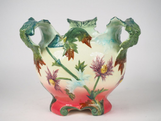 Vente aux enchères MASSIER. Grand cache pot en barbotine à décor de fleurs polychromes, a