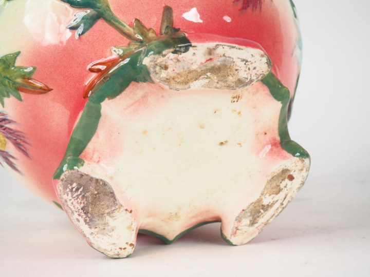 MASSIER. Grand cache pot en barbotine à décor de fleurs polychromes, a