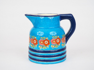 Vente aux enchères LONGWY. Pichet Art Déco à décor d'émaux polychromes.