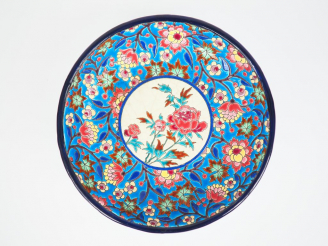 Vente aux enchères LONGWY. Coupe sur talon à décor d'émaux polychromes. Diam. 27 cm