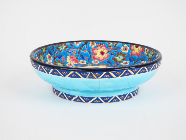 LONGWY. Coupe sur talon à décor d'émaux polychromes. Diam. 27 cm