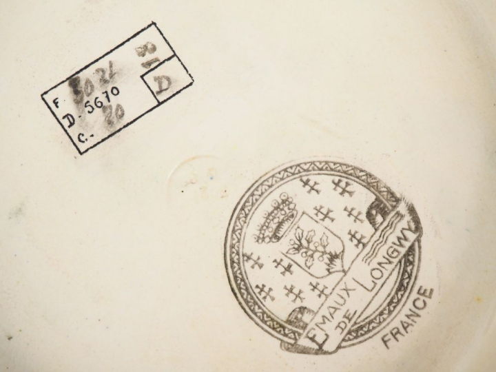 LONGWY. Coupe sur talon à décor d'émaux polychromes. Diam. 27 cm