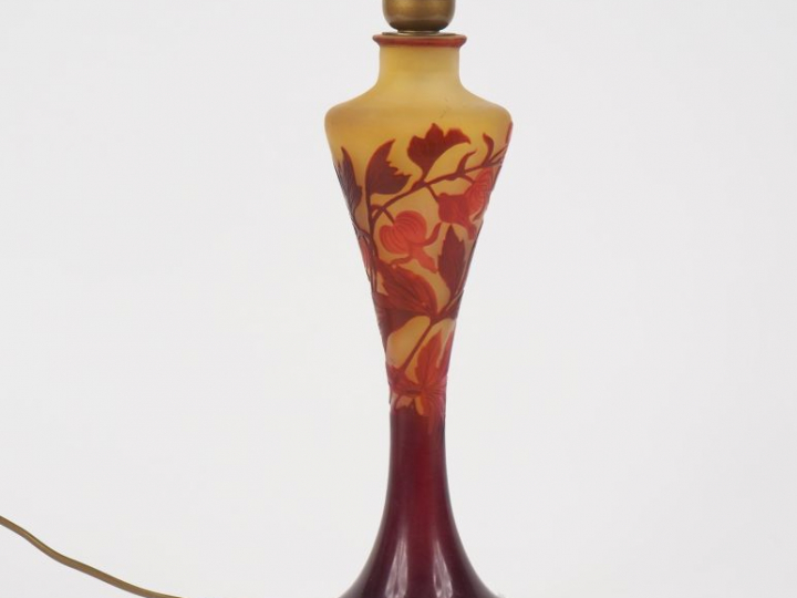 GALLE.  Pied de lampe en verre à décor gravé en camée et à l'acide de 