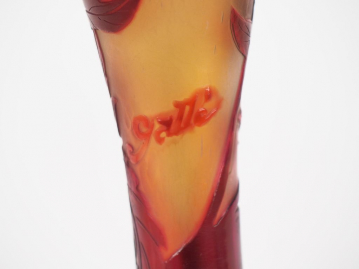 GALLE.  Pied de lampe en verre à décor gravé en camée et à l'acide de 