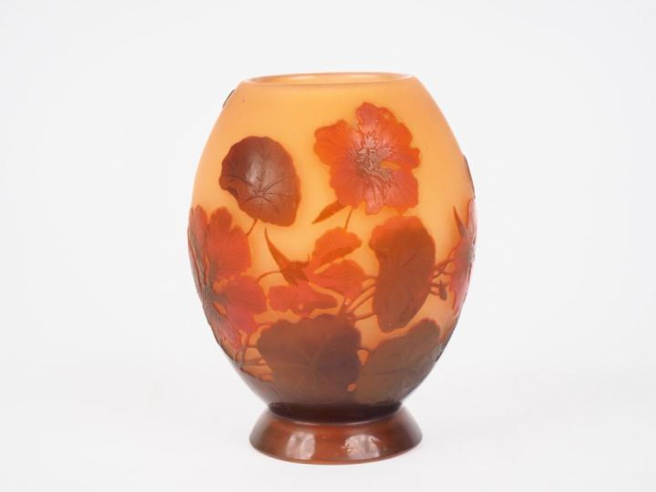 GALLE.  Vase ovoide en verre à décor gravé en camée et à l'acide de ca