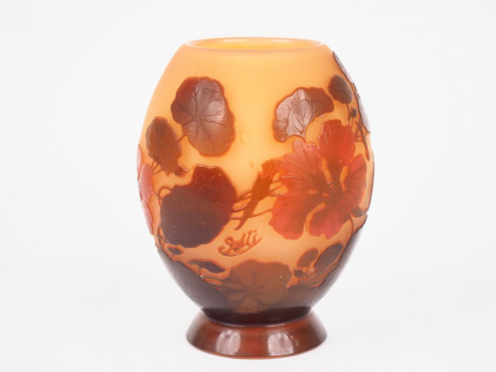 GALLE.  Vase ovoide en verre à décor gravé en camée et à l'acide de ca