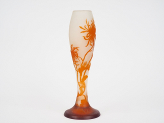 Vente aux enchères GALLE.  Vase en verre à décor gravé en camée et à l'acide de tokyos or