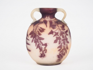 Vente aux enchères GALLE. Vase ovoide à panse applatie à décor gravé en camée à l'acide d