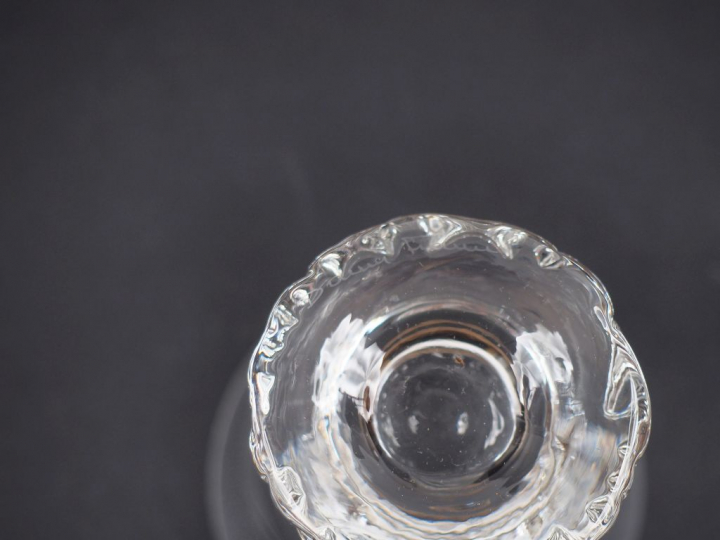 DAUM.  8 verres en cristal de forme tulipe. Signés