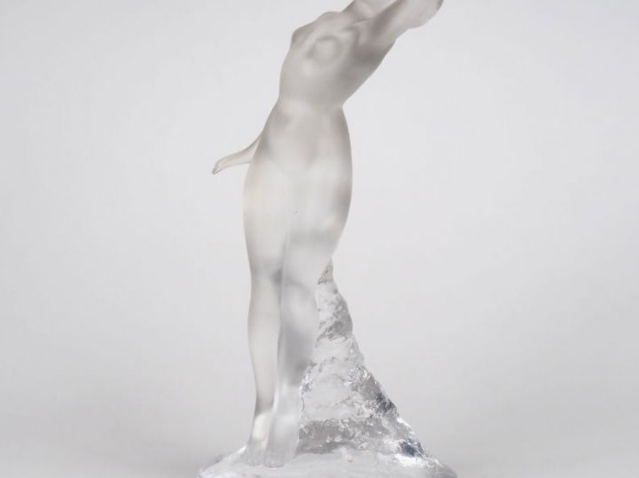 LALIQUE France.  "jeune fille nue" Sujet en cristal moulé Signé H. 24 