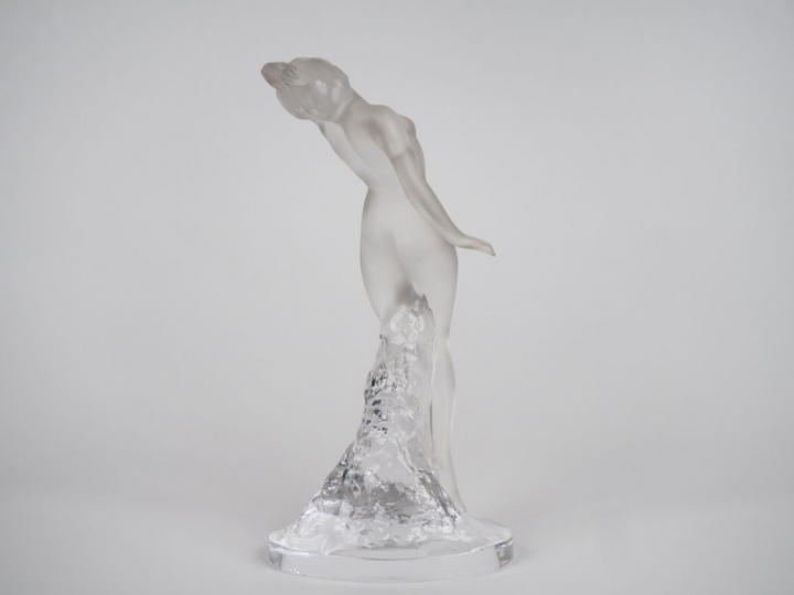 LALIQUE France.  "jeune fille nue" Sujet en cristal moulé Signé H. 24 