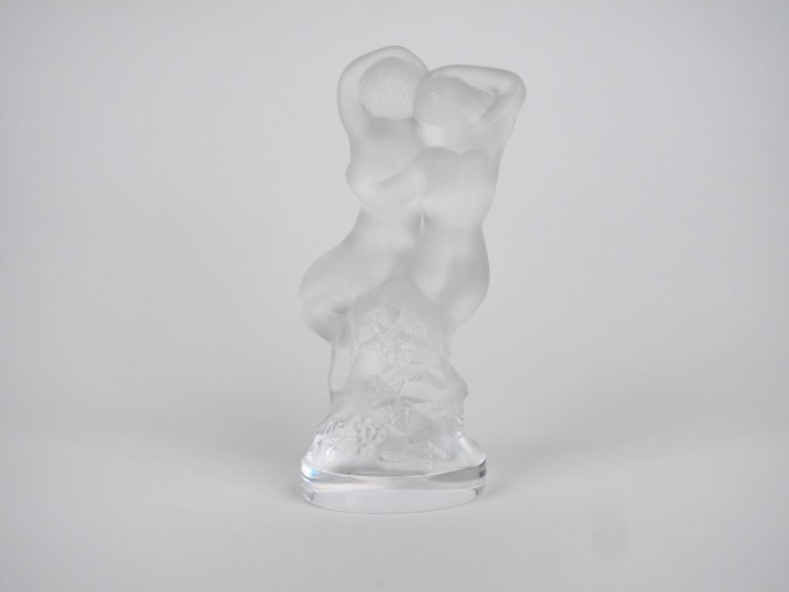 LALIQUE France. Groupe en cristal moulé "couple de personnages" Signé 