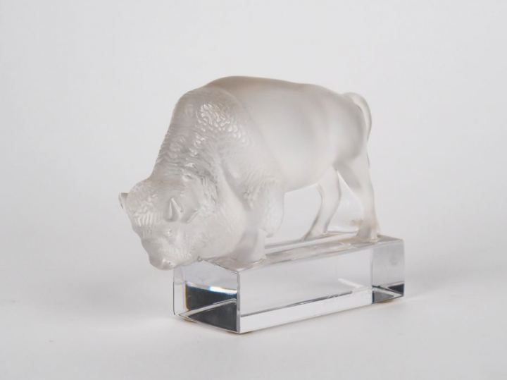 LALIQUE France. " le bison" Sujet en cristal moulé Signé Dim. 10,5 x 1