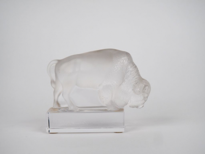 LALIQUE France. " le bison" Sujet en cristal moulé Signé Dim. 10,5 x 1