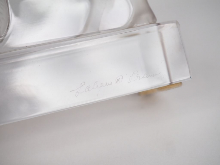 LALIQUE France. " le bison" Sujet en cristal moulé Signé Dim. 10,5 x 1