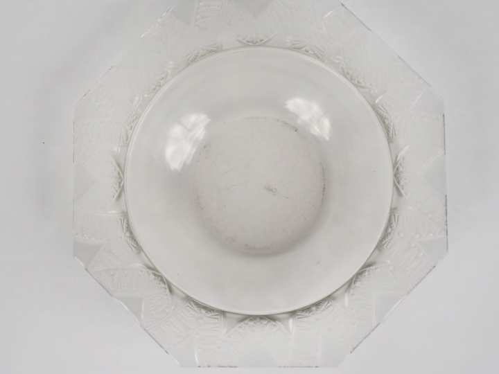 LALIQUE. Coupe à pans coupés  Signée Lalique France. Diam. 28,5 cm