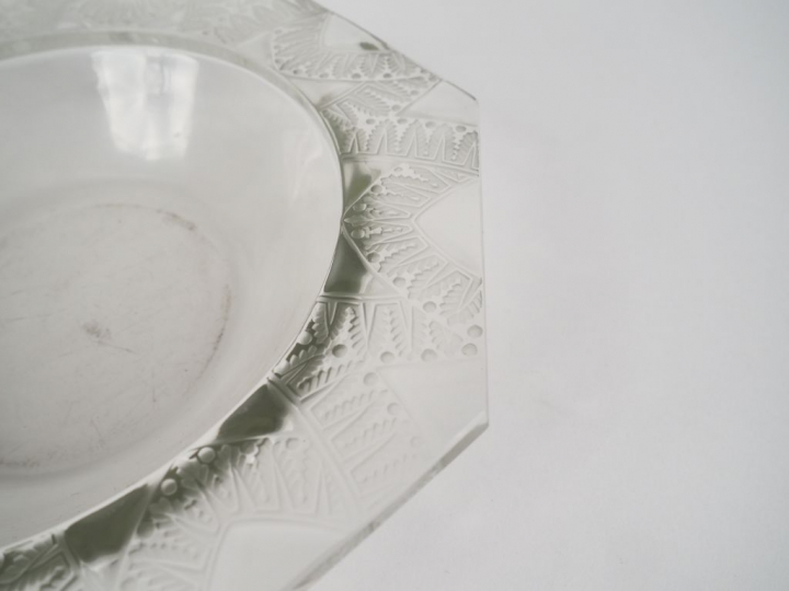 LALIQUE. Coupe à pans coupés  Signée Lalique France. Diam. 28,5 cm