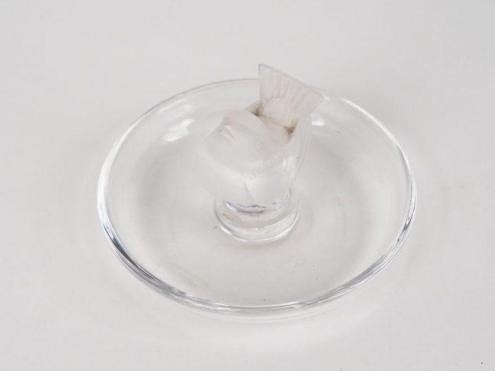 LALIQUE France. Baguier en cristal à décor de moineau. Signé