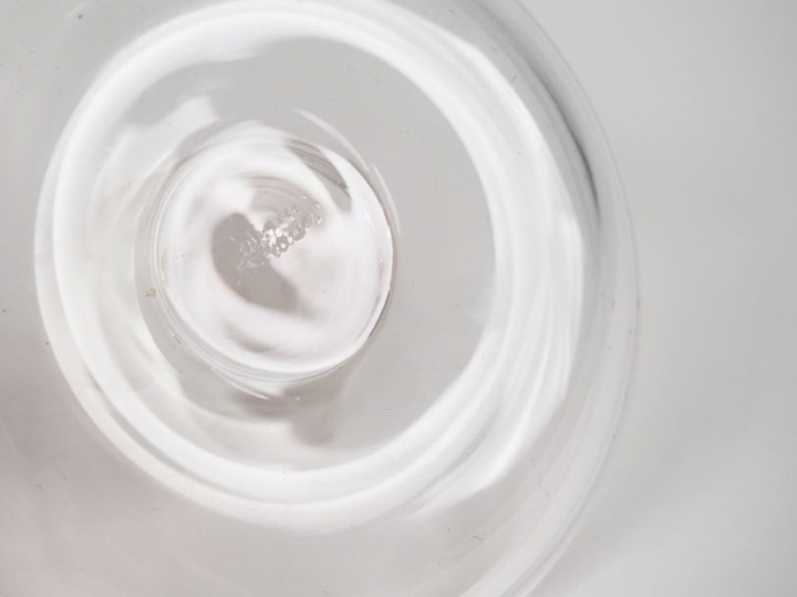 LALIQUE France. Baguier en cristal à décor de moineau. Signé