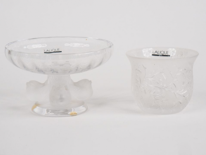 LALIQUE France. Coupelle en cristal le pied à décor de quatre moineaux