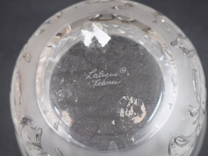 LALIQUE France. Coupelle en cristal le pied à décor de quatre moineaux
