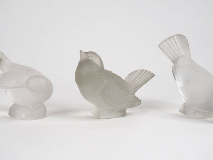 LALIQUE France. 3 différents oiseaux en cristal moulé (égrenures). Sig