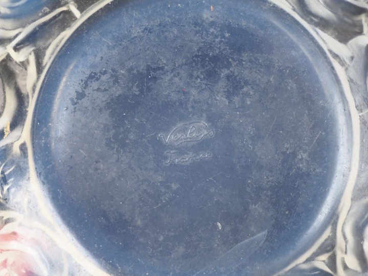 LALIQUE.  Coupe en verre en partie opalescent à décor de coquilles. On